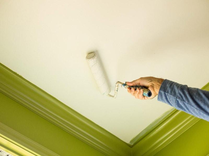 Основные ошибки при покраске потолка